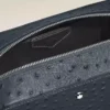 Pochette de toilette en cuir gaufré autruche